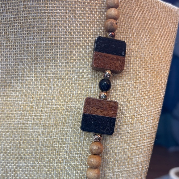 Elegant Wooden Beaded Necklace with Black and Brown Accents - Picture 2 of 3